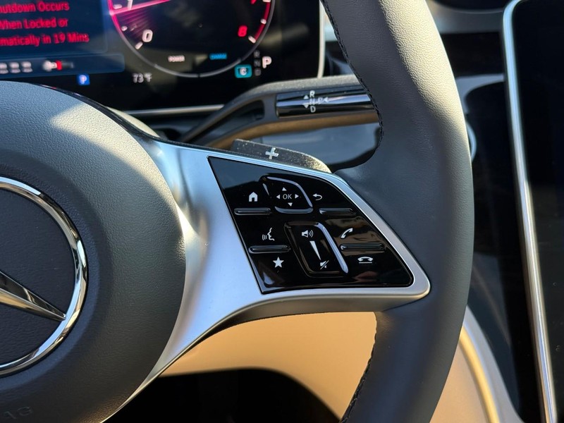 Mercedes-Benz C-Class Vehicle Full-screen Gallery Image 17