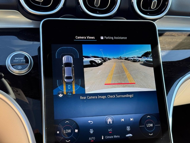 Mercedes-Benz C-Class Vehicle Full-screen Gallery Image 18