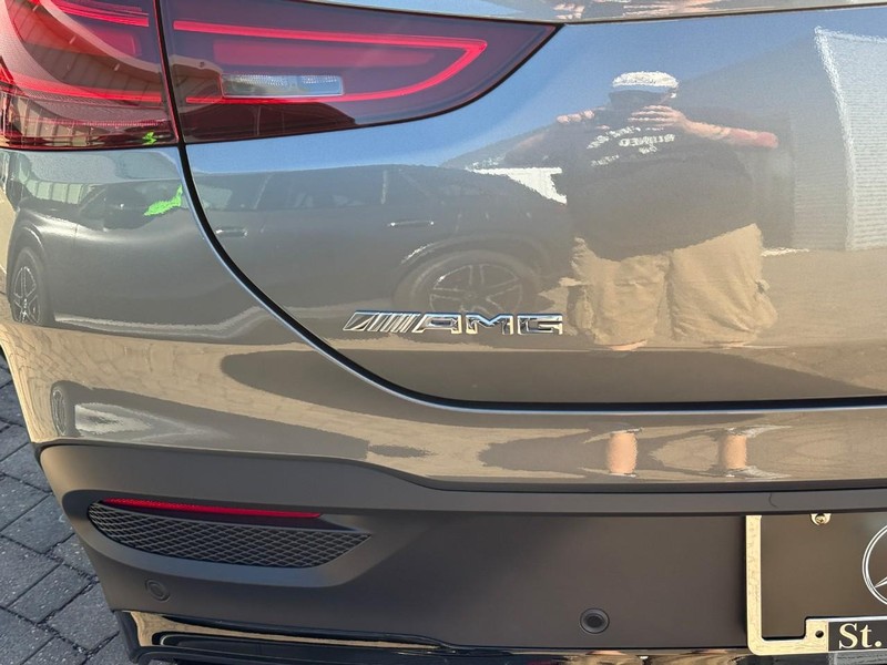 Mercedes-Benz GLE Vehicle Full-screen Gallery Image 5