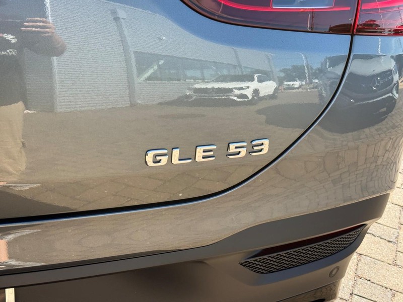 Mercedes-Benz GLE Vehicle Full-screen Gallery Image 6