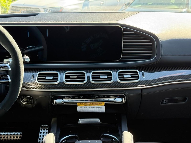 Mercedes-Benz GLE Vehicle Full-screen Gallery Image 11