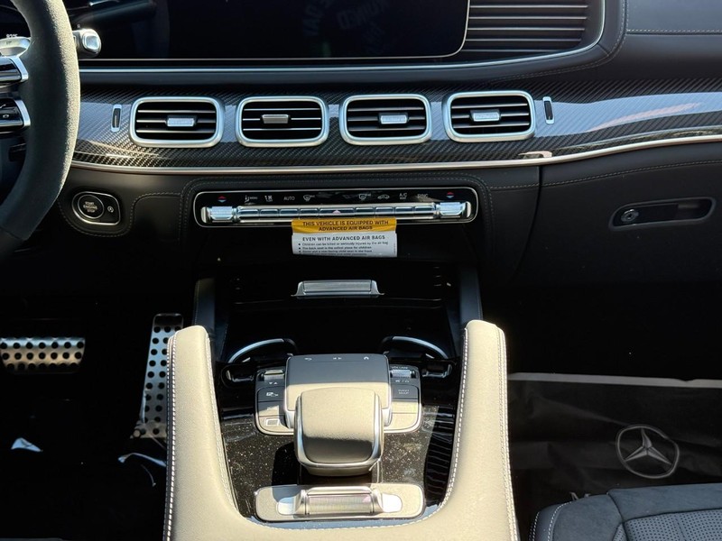 Mercedes-Benz GLE Vehicle Full-screen Gallery Image 12