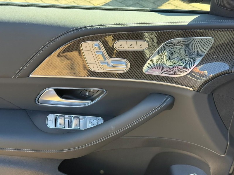 Mercedes-Benz GLE Vehicle Full-screen Gallery Image 13
