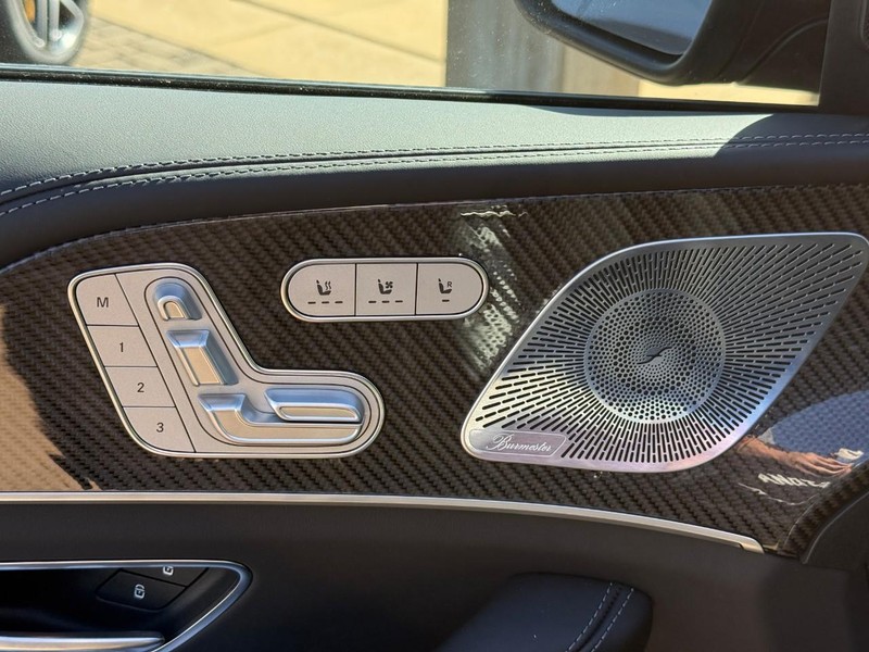 Mercedes-Benz GLE Vehicle Full-screen Gallery Image 14
