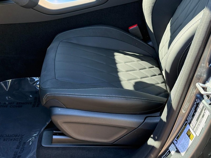 Mercedes-Benz GLE Vehicle Full-screen Gallery Image 15