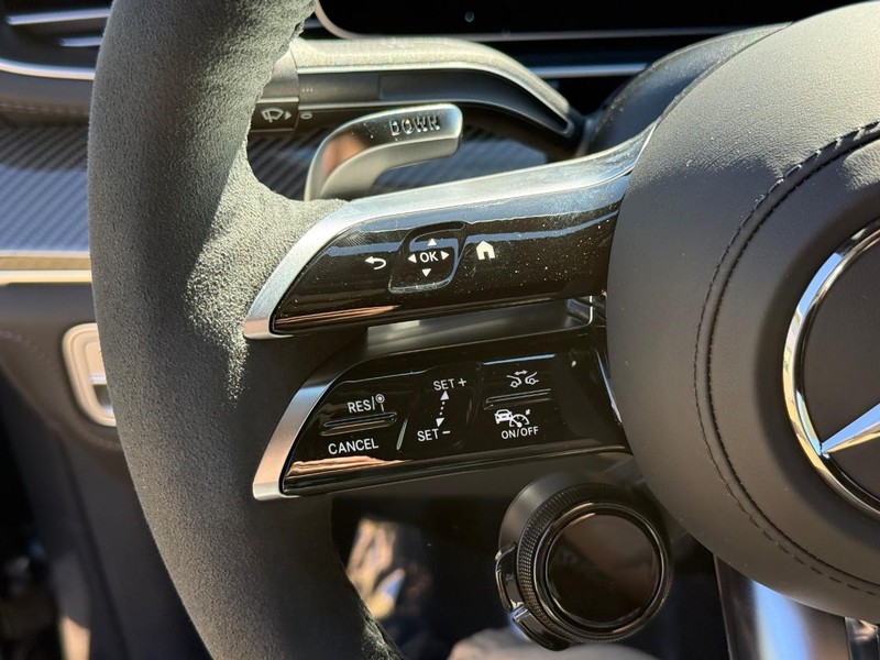 Mercedes-Benz GLE Vehicle Full-screen Gallery Image 16