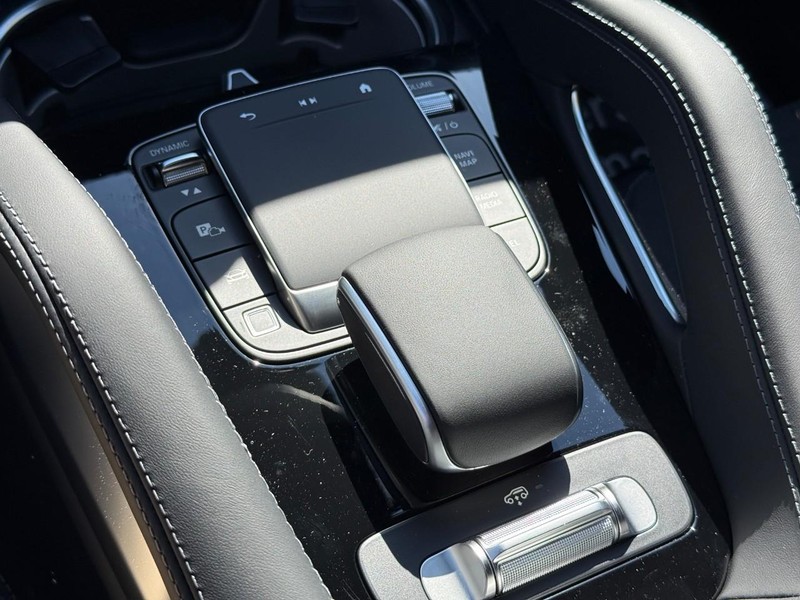 Mercedes-Benz GLE Vehicle Full-screen Gallery Image 18