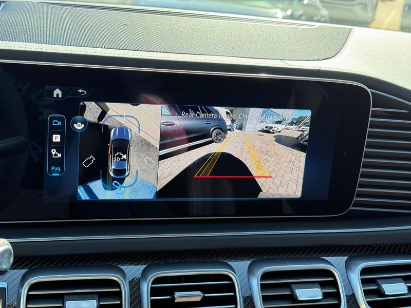 Mercedes-Benz GLE Vehicle Full-screen Gallery Image 19