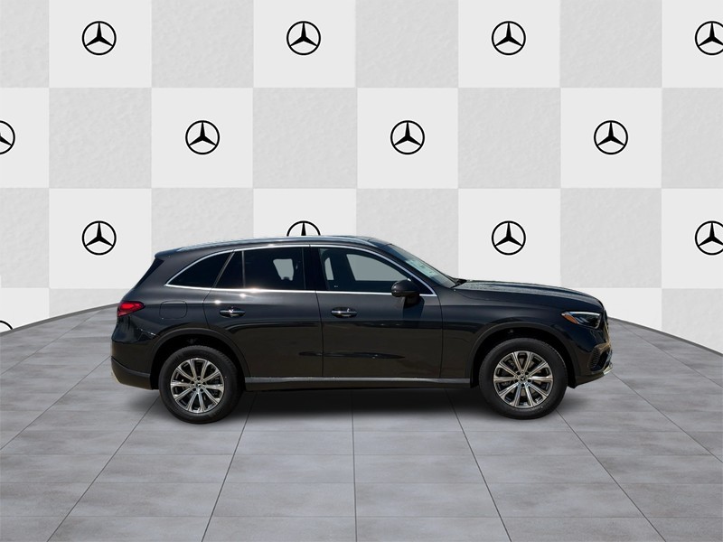Mercedes-Benz GLC Vehicle Full-screen Gallery Image 2