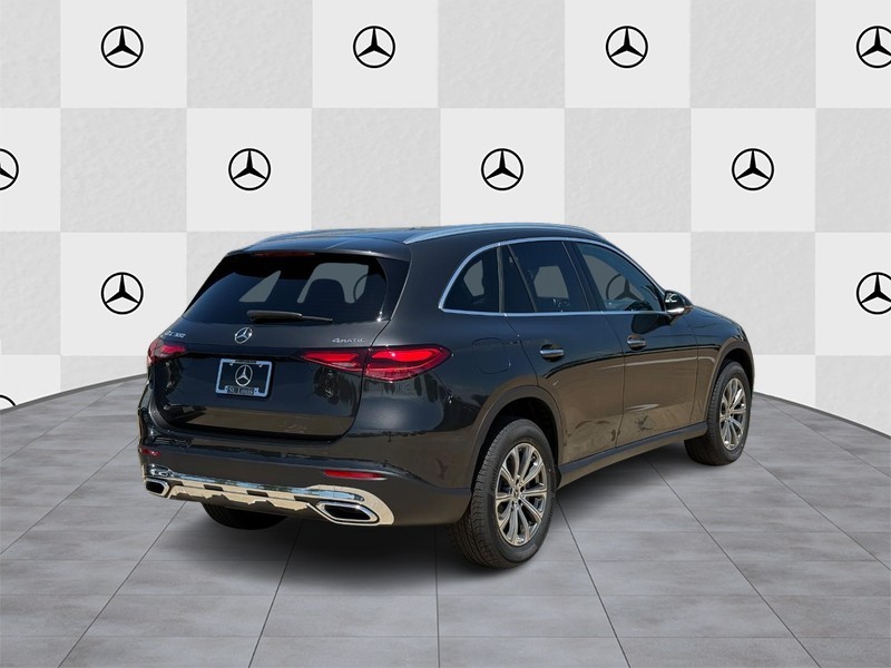 Mercedes-Benz GLC Vehicle Full-screen Gallery Image 3