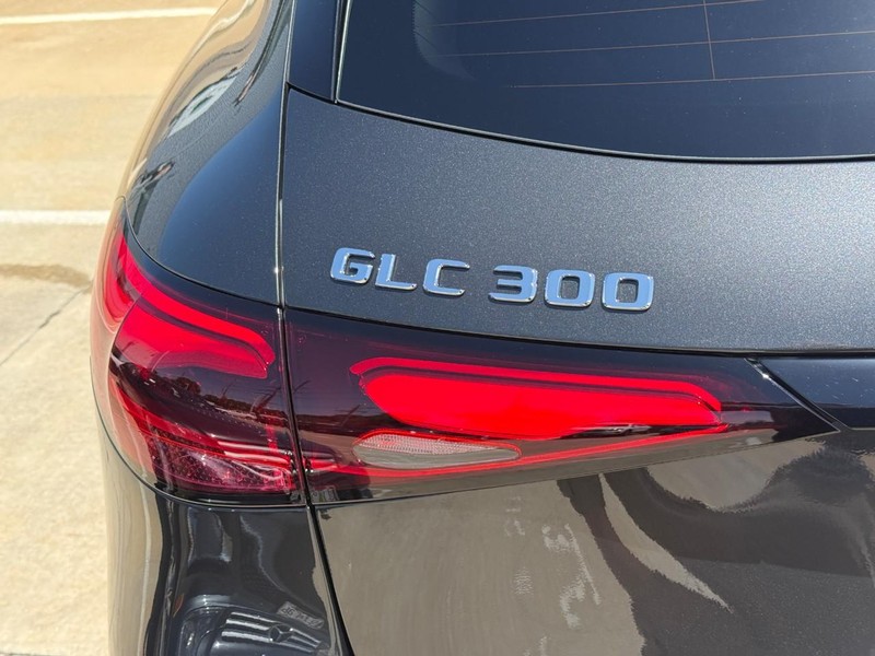 Mercedes-Benz GLC Vehicle Full-screen Gallery Image 4