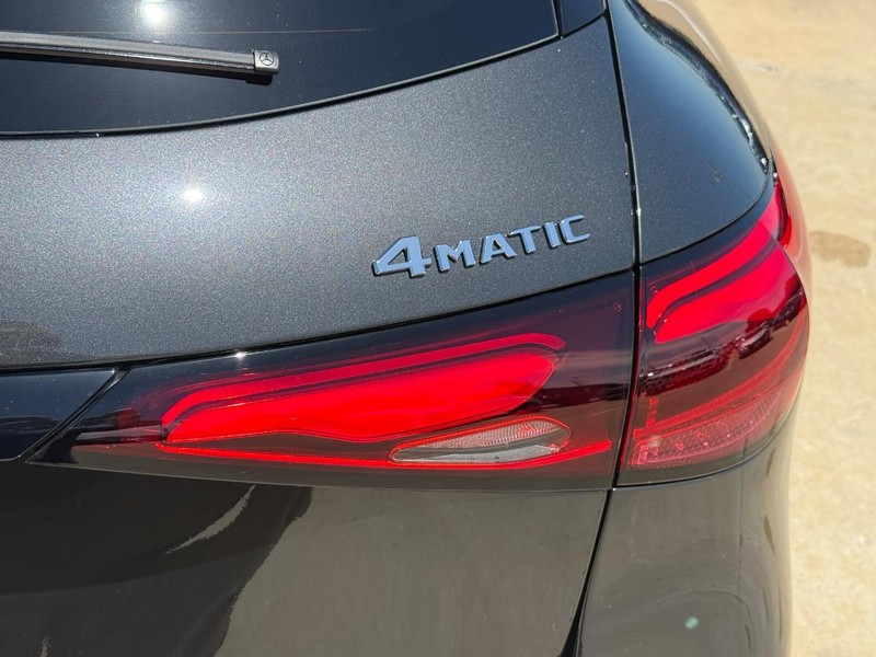 Mercedes-Benz GLC Vehicle Full-screen Gallery Image 5