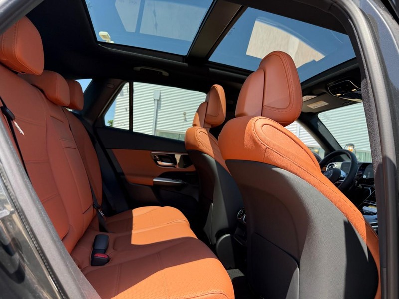 Mercedes-Benz GLC Vehicle Full-screen Gallery Image 8