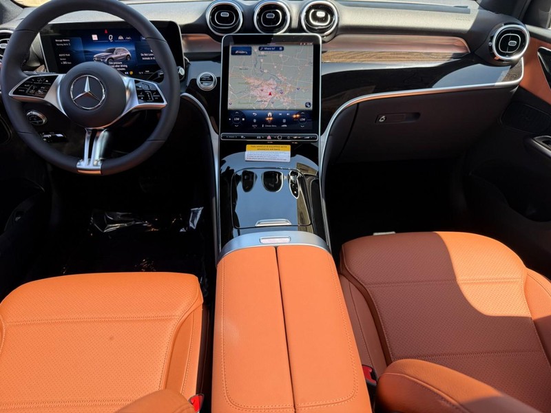 Mercedes-Benz GLC Vehicle Full-screen Gallery Image 9