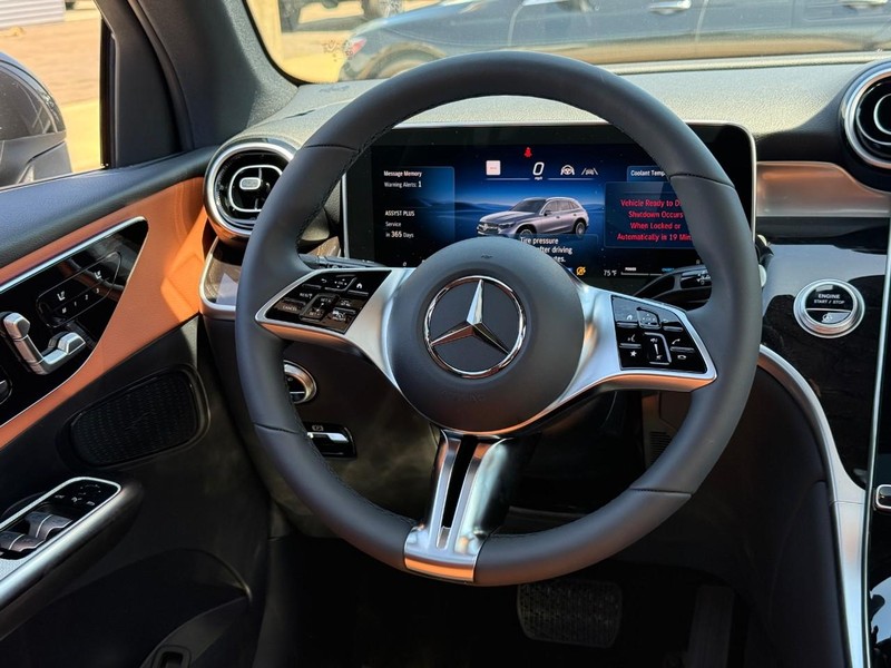 Mercedes-Benz GLC Vehicle Full-screen Gallery Image 10