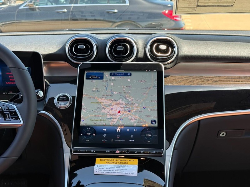 Mercedes-Benz GLC Vehicle Full-screen Gallery Image 11