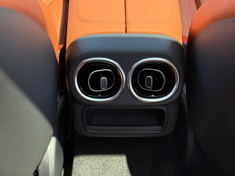 Mercedes-Benz GLC Vehicle Full-screen Gallery Image 13