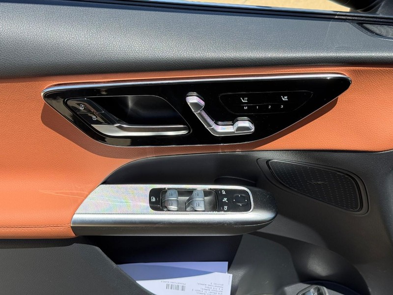 Mercedes-Benz GLC Vehicle Full-screen Gallery Image 14