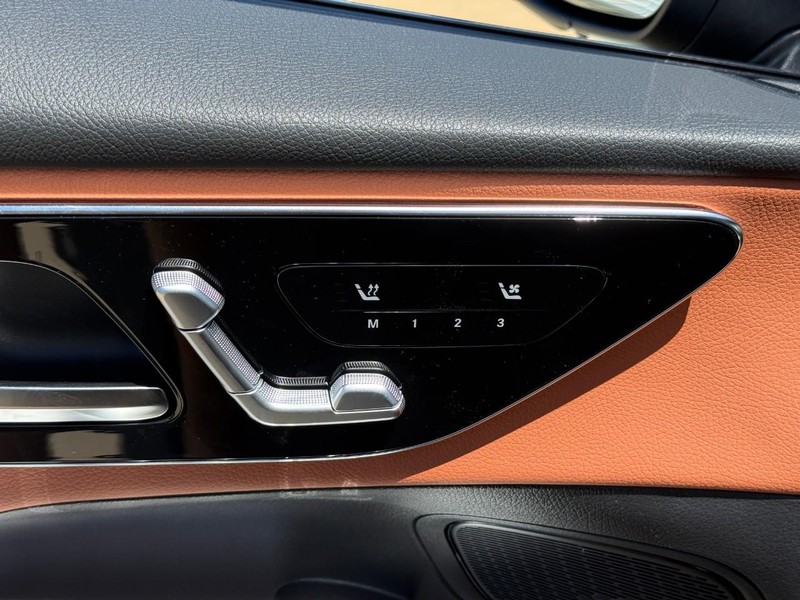 Mercedes-Benz GLC Vehicle Full-screen Gallery Image 15