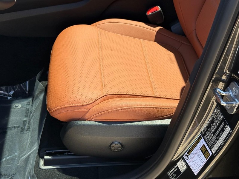 Mercedes-Benz GLC Vehicle Full-screen Gallery Image 16