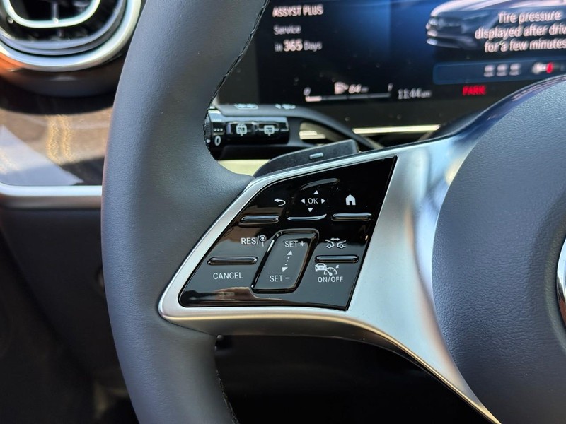 Mercedes-Benz GLC Vehicle Full-screen Gallery Image 17