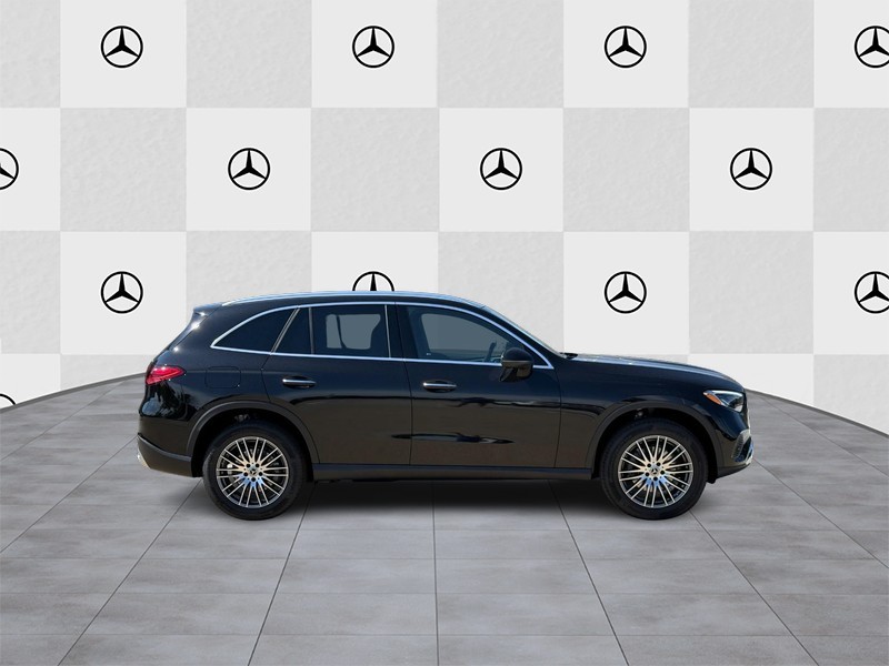 Mercedes-Benz GLC Vehicle Full-screen Gallery Image 2