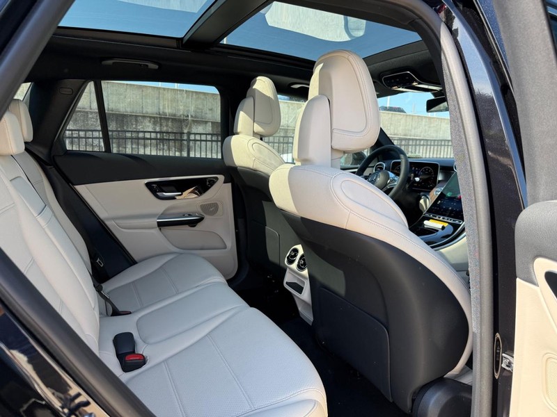 Mercedes-Benz GLC Vehicle Full-screen Gallery Image 5