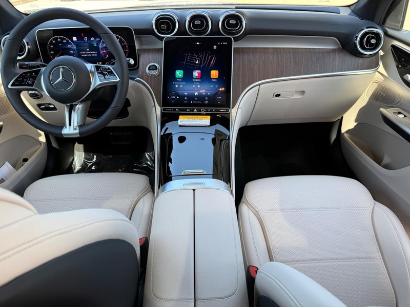 Mercedes-Benz GLC Vehicle Full-screen Gallery Image 6