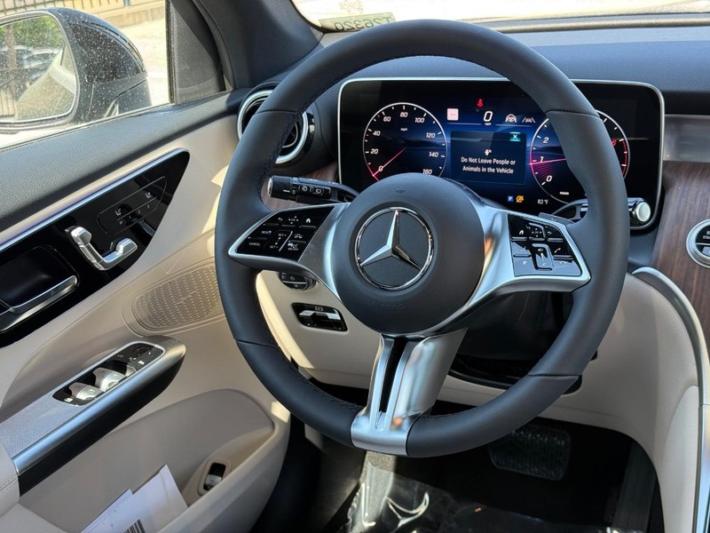 Mercedes-Benz GLC Vehicle Full-screen Gallery Image 7
