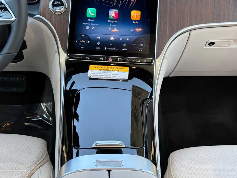 Mercedes-Benz GLC Vehicle Full-screen Gallery Image 9