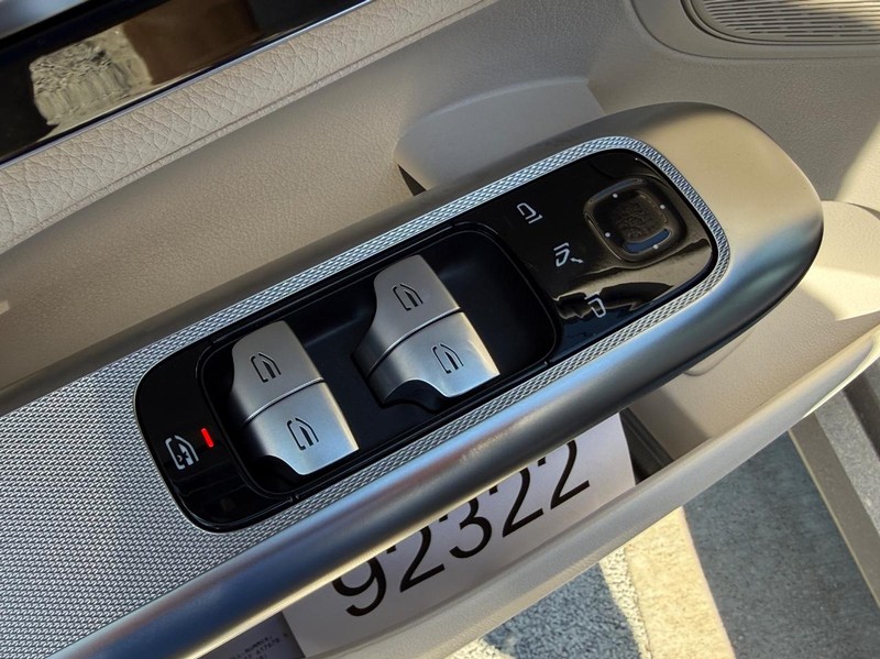 Mercedes-Benz GLC Vehicle Full-screen Gallery Image 10