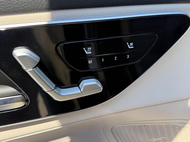 Mercedes-Benz GLC Vehicle Full-screen Gallery Image 11