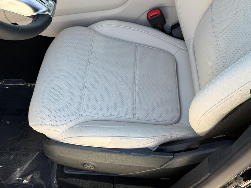 Mercedes-Benz GLC Vehicle Full-screen Gallery Image 12