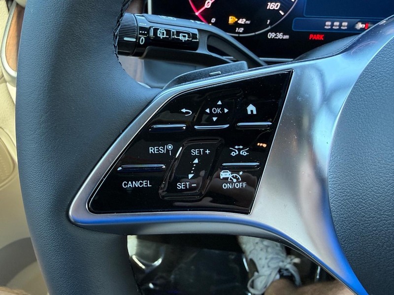 Mercedes-Benz GLC Vehicle Full-screen Gallery Image 13