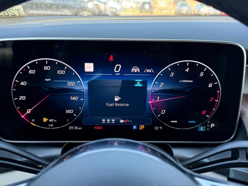 Mercedes-Benz GLC Vehicle Full-screen Gallery Image 15