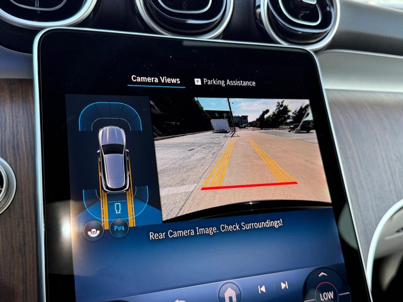 Mercedes-Benz GLC Vehicle Full-screen Gallery Image 16