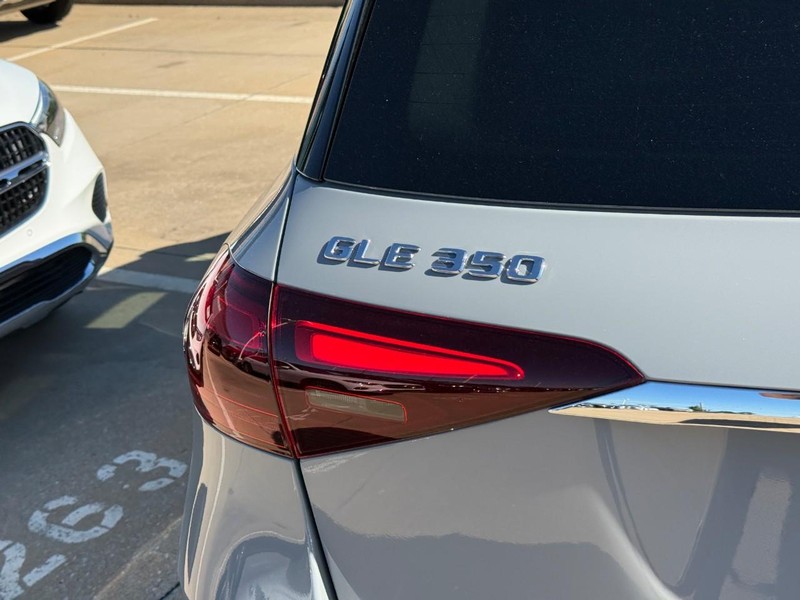 Mercedes-Benz GLE Vehicle Full-screen Gallery Image 4