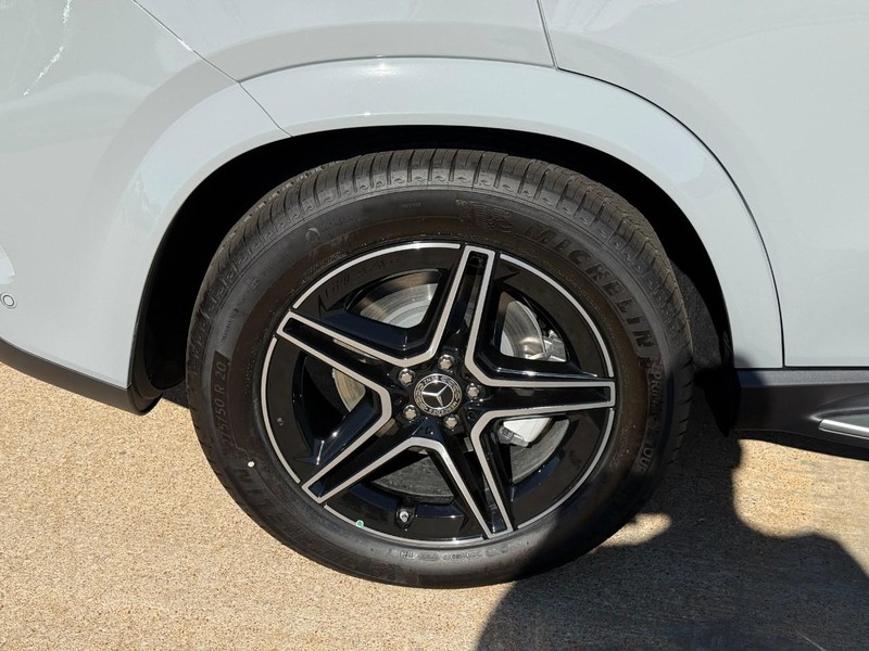 Mercedes-Benz GLE Vehicle Full-screen Gallery Image 6
