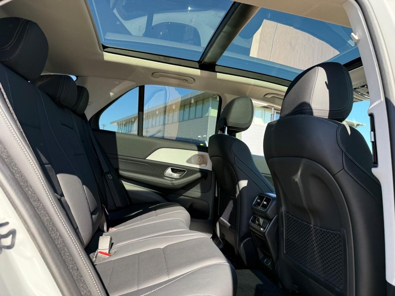 Mercedes-Benz GLE Vehicle Full-screen Gallery Image 8