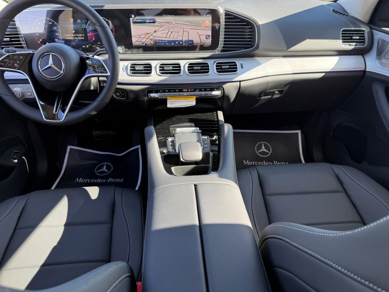 Mercedes-Benz GLE Vehicle Full-screen Gallery Image 9