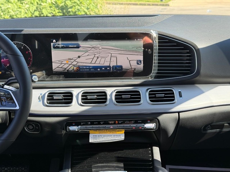 Mercedes-Benz GLE Vehicle Full-screen Gallery Image 11