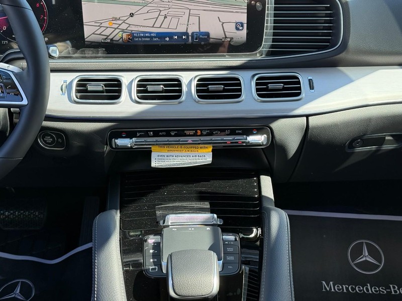 Mercedes-Benz GLE Vehicle Full-screen Gallery Image 12