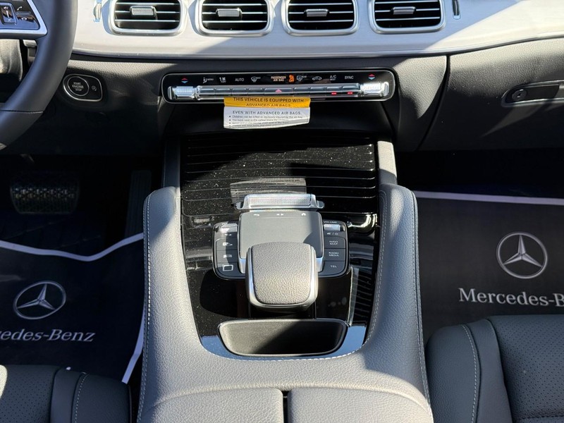 Mercedes-Benz GLE Vehicle Full-screen Gallery Image 13
