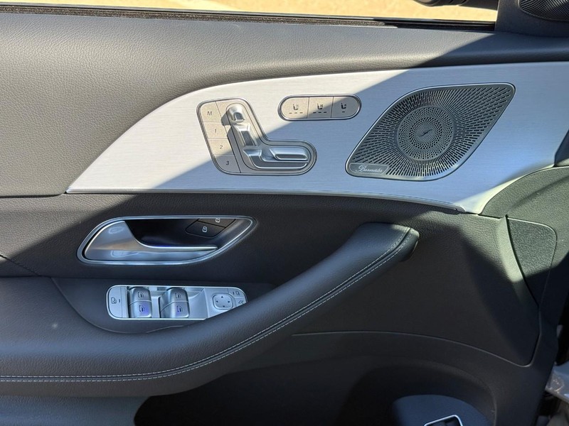 Mercedes-Benz GLE Vehicle Full-screen Gallery Image 14