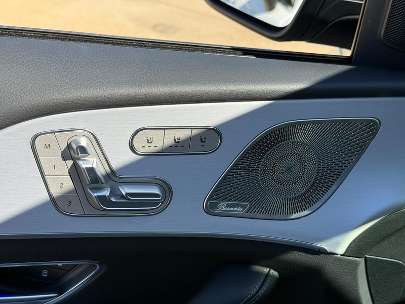 Mercedes-Benz GLE Vehicle Full-screen Gallery Image 15
