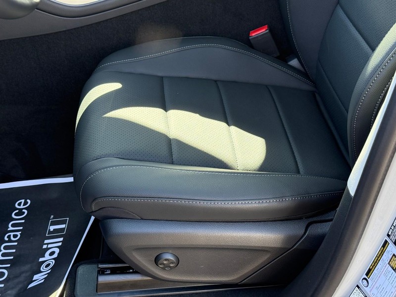 Mercedes-Benz GLE Vehicle Full-screen Gallery Image 16