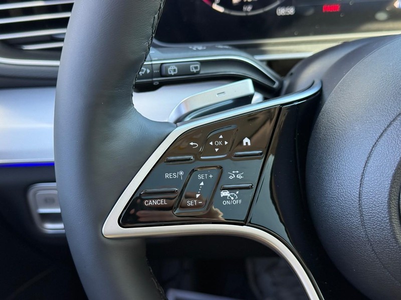 Mercedes-Benz GLE Vehicle Full-screen Gallery Image 17