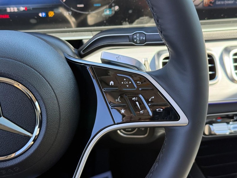 Mercedes-Benz GLE Vehicle Full-screen Gallery Image 18