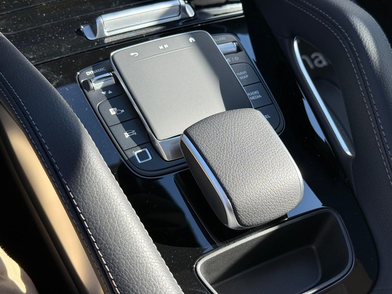 Mercedes-Benz GLE Vehicle Full-screen Gallery Image 19