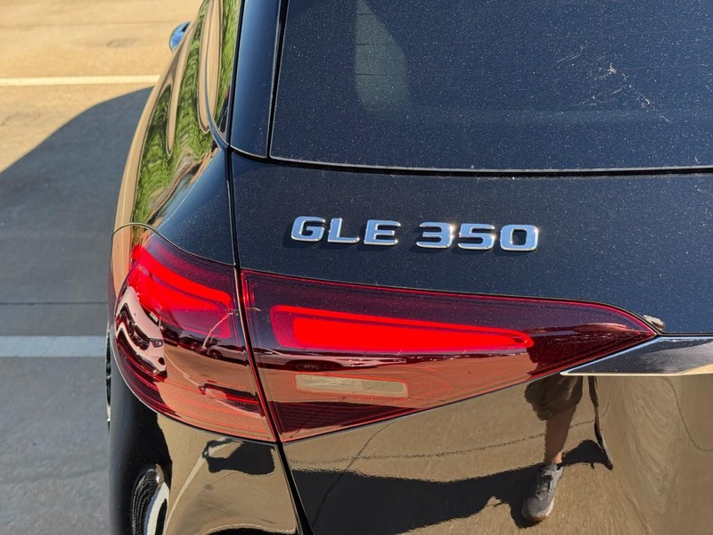 Mercedes-Benz GLE Vehicle Full-screen Gallery Image 5